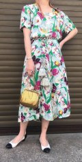 40〜50年代サックス×グリーン×ピンクお花＆蝶々柄スクエアネック半袖ドレス