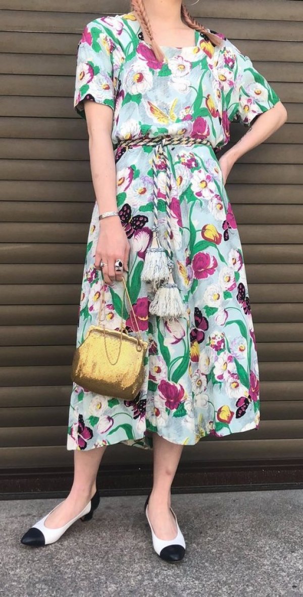 画像1: 40〜50年代サックス×グリーン×ピンクお花＆蝶々柄スクエアネック半袖ドレス
