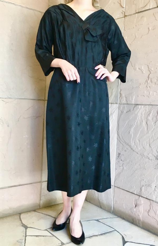 画像1: 50〜60年代ブラック葉っぱ柄リボン付きVネック八分袖ドレス