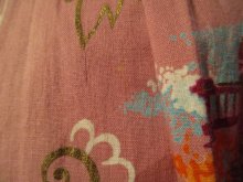 他の写真3: 50〜60年代ピンク×サックス×オレンジ風景柄ゴールドペイントフレアスカート