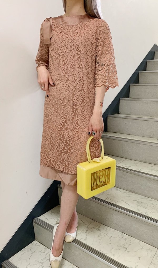 画像1: 50〜60年代ピンクベージュ総レースサテンりぼん付きスカラップフレアスリーブ五分袖スモッグドレス