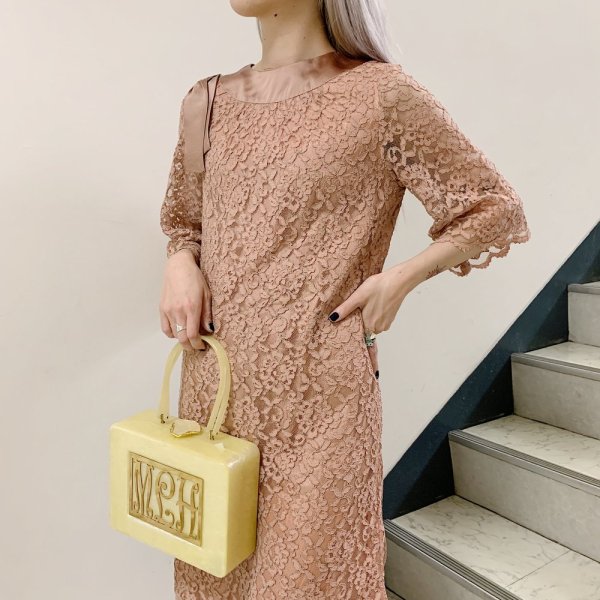 画像2: 50〜60年代ピンクベージュ総レースサテンりぼん付きスカラップフレアスリーブ五分袖スモッグドレス