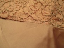 他の写真3: 50〜60年代ピンクベージュ総レースサテンりぼん付きスカラップフレアスリーブ五分袖スモッグドレス
