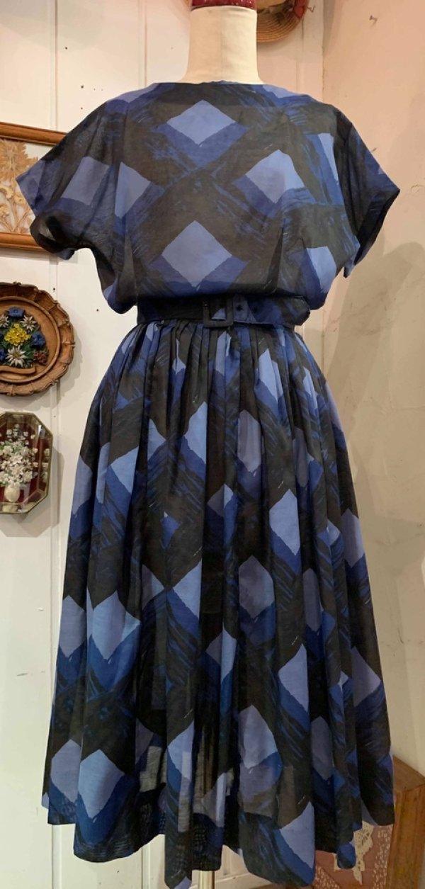画像2: 50〜60年代ブラック×ブルー抽象柄ベルト付きクルーネック半袖シースルードレス