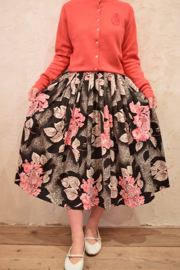 画像2: 50〜60年代ブラック×ピンク×グレー花モザイクペイントフレアスカート