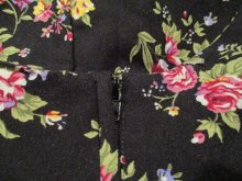 他の写真1: ブラック×ピンク×グリーンお花柄ラウンドネック飾りボタン＆リボン付き長袖オールインワン