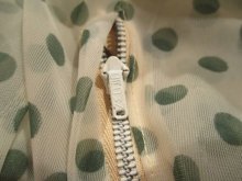 他の写真1: 50〜60年代ホワイト×オリーブドット柄カシュクール半袖シースルードレス