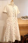 50〜60年代ホワイト×カラフルハートチェアー柄ピンタッグポケット付き半袖シャツ型ドレス