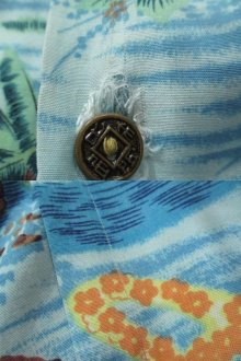 他の写真3: 50〜60年代ライトブルー×ブラウンヤシの木＆フラダンサー柄胸ポケット付き古銭ボタン開襟半袖アロハシャツ