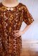 画像5: 50〜60年代ブラウン×マスタードイエローハワイアンプリントチャイナボタン付き半袖ドレス