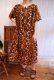画像9: 50〜60年代ブラウン×マスタードイエローハワイアンプリントチャイナボタン付き半袖ドレス