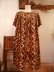 画像6: 50〜60年代ブラウン×マスタードイエローハワイアンプリントチャイナボタン付き半袖ドレス