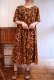 画像2: 50〜60年代ブラウン×マスタードイエローハワイアンプリントチャイナボタン付き半袖ドレス (2)