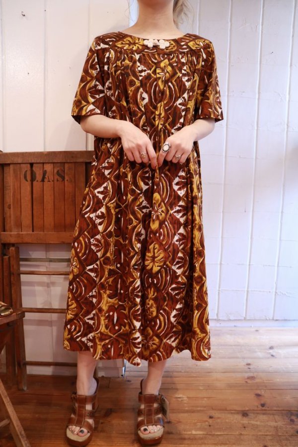 画像2: 50〜60年代ブラウン×マスタードイエローハワイアンプリントチャイナボタン付き半袖ドレス