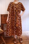 50〜60年代ブラウン×マスタードイエローハワイアンプリントチャイナボタン付き半袖ドレス
