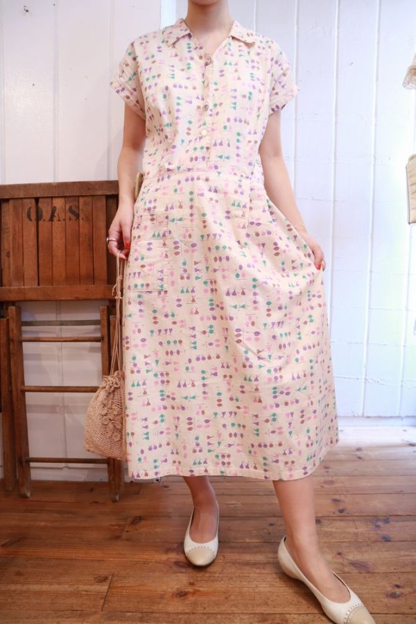 画像2: 50〜60年代クリームベージュ×パステルカラーフルーツ柄襟＆ポケット付き半袖ドレス