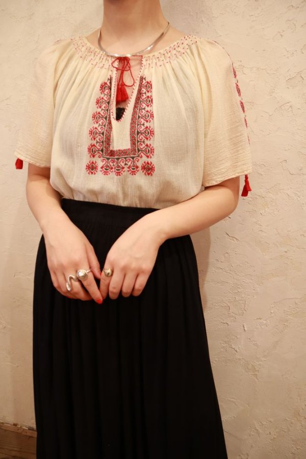 画像2: 60〜70年代ホワイト×レッド×チャコールルーマニア刺繍スリットネックタッセルリボン付き半袖チュニック