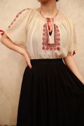 60〜70年代ホワイト×レッド×チャコールルーマニア刺繍スリットネックタッセルリボン付き半袖チュニック