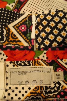 他の写真1: 70年代ブラック×ホワイト×レッドお花＆ドット柄かぎ編みレーステープ付きロングスカート