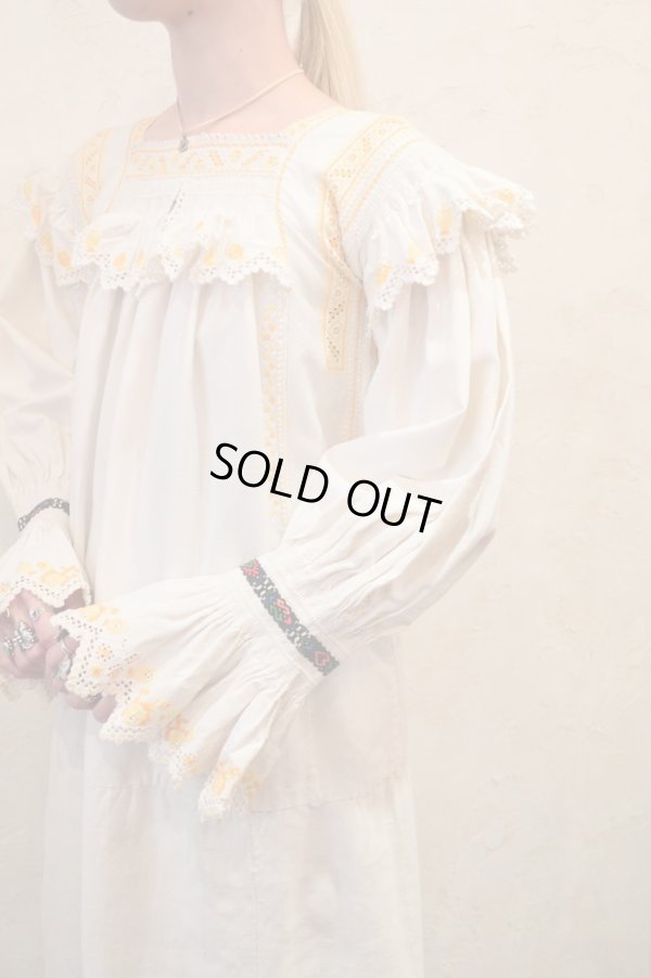 画像1: ”antique”ホワイト×イエロー刺繍入りスクエアネック長袖リネンドレス