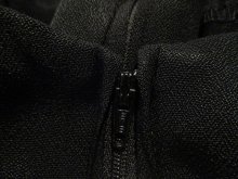他の写真1: ブラック無地飾りボタン＆ウエスト紐付きラウンドネック半袖オールインワン
