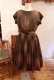 画像6: 50〜60年代ブラウン×ブラックモザイク柄サーキュラースカート半袖ドレス (6)