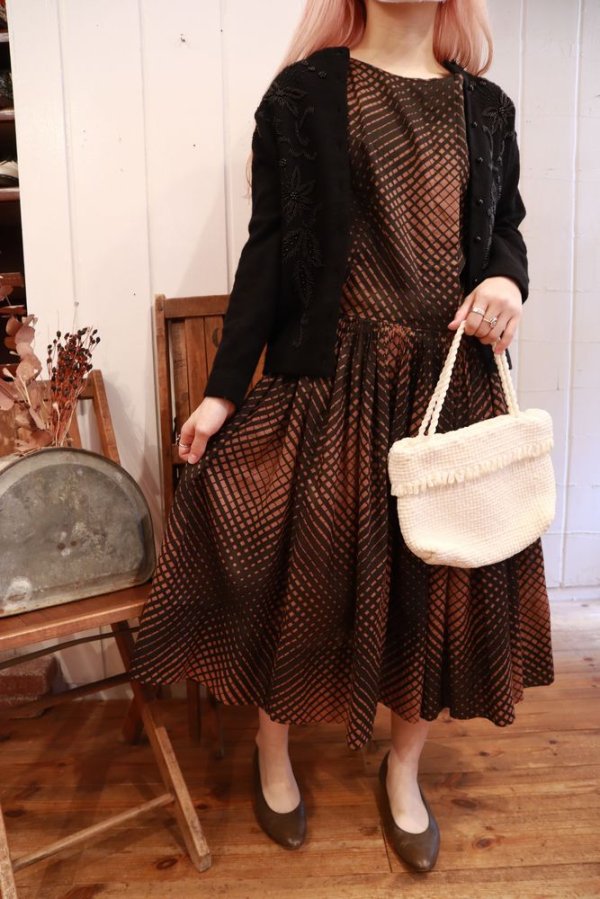 画像1: 50〜60年代ブラウン×ブラックモザイク柄サーキュラースカート半袖ドレス