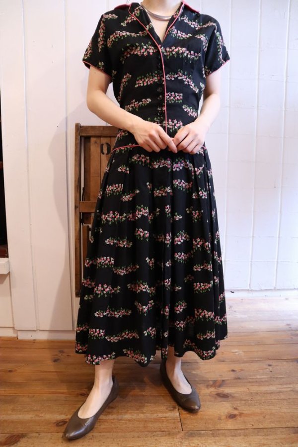画像2: 50年代ブラック×ピンク花柄パイピング開襟半袖ドレス