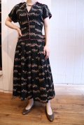 50年代ブラック×ピンク花柄パイピング開襟半袖ドレス