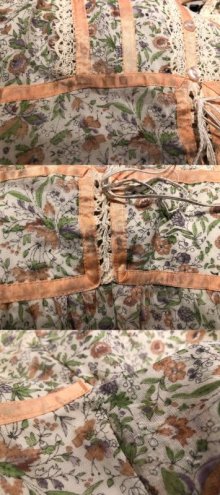 他の写真3: 70年代ホワイト×ペールオレンジ×グリーン花柄サテンテープ＆かぎ編みレース付きキャミソールロングドレス