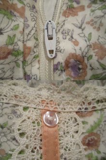 他の写真1: 70年代ホワイト×ペールオレンジ×グリーン花柄サテンテープ＆かぎ編みレース付きキャミソールロングドレス