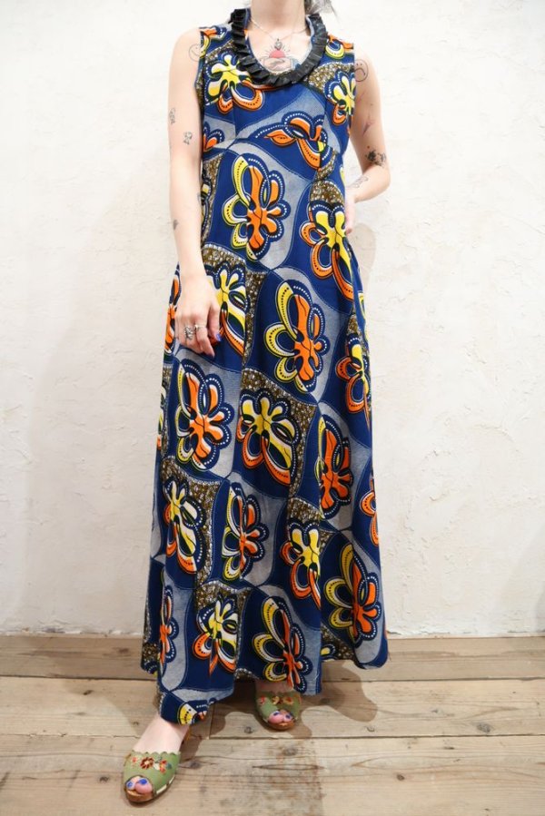 画像1: ブルー×オレンジ×イエロー花柄フリルUネックノースリーブアフリカンバティックドレス