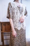 ▼30％OFF▼　ブラック×ホワイト×ベージュ花柄かぎ編みベスト風ラウンドネック半袖レーヨンドレス