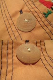 他の写真2: オレンジ×カラフル刺繍前開きウッドボタンポケット付き開襟半袖シャツ