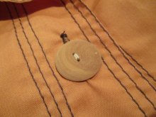 他の写真1: オレンジ×カラフル刺繍前開きウッドボタンポケット付き開襟半袖シャツ