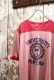 画像1: ピンク×ネイビーカレッジプリント染み込みクルーネック半袖フットボールTシャツ (1)