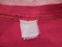 他の写真1: ピンク×ネイビーカレッジプリント染み込みクルーネック半袖フットボールTシャツ