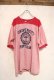 画像2: ピンク×ネイビーカレッジプリント染み込みクルーネック半袖フットボールTシャツ (2)