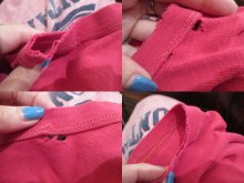 他の写真2: ピンク×ネイビーカレッジプリント染み込みクルーネック半袖フットボールTシャツ