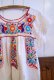 画像2: ホワイト×カラフルメキシコ刺繍かぎ編みレースラウンドネック半袖チュニック (2)