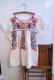 画像1: ホワイト×カラフルメキシコ刺繍かぎ編みレースラウンドネック半袖チュニック (1)