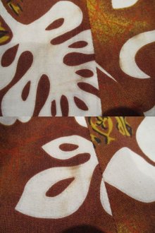 他の写真3: 70年代ブラウン×ホワイトリーフ＆花柄フレアスリーブカシュクール半袖ハワイアンロングドレス