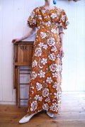 70年代ブラウン×ホワイトリーフ＆花柄フレアスリーブカシュクール半袖ハワイアンロングドレス