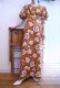 画像1: 70年代ブラウン×ホワイトリーフ＆花柄フレアスリーブカシュクール半袖ハワイアンロングドレス (1)