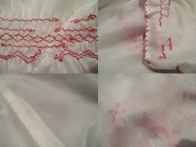 他の写真1: ホワイト×レッド花＆リーフ刺繍ペプラムラウンドネック半袖チュニック