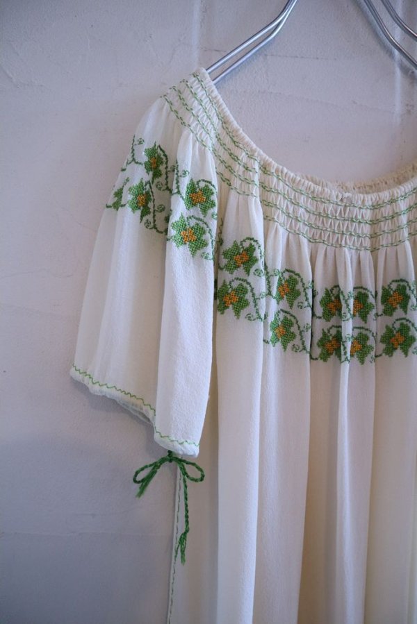 画像3: vintageオフホワイト×グリーン×ゴールド花刺繍ラウンドネック半袖チュニック