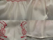 他の写真2: ホワイト×レッド花＆リーフ刺繍ペプラムラウンドネック半袖チュニック