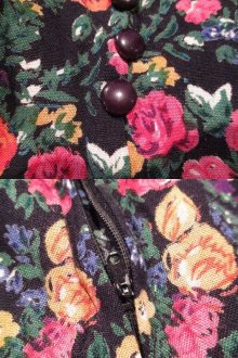 他の写真2: ブラック×カラフル花柄ラウンドネック飾りボタン付き長袖レーヨンオールインワン
