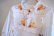 画像13: 70年代ホワイト×イエロー×ブラウン花柄ワッペンポケット付きフリルスタンドカラーフレアスリーブ長袖ロングドレス