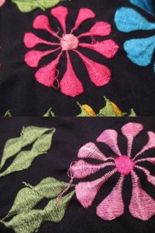 他の写真3: ブラック×カラフル花柄刺繍スタンドカラー長袖トップ
